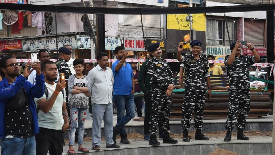 Chandrayaan 3 lander Vikram touches down on Moon South Pole heavy crowd gathered srinagar lal chowk watch live