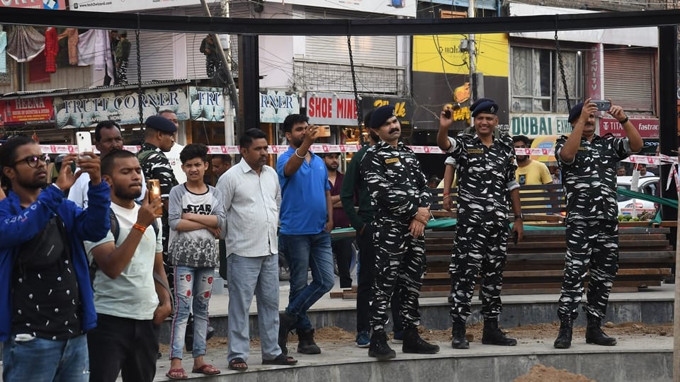 Chandrayaan 3 lander Vikram touches down on Moon South Pole heavy crowd gathered srinagar lal chowk watch live