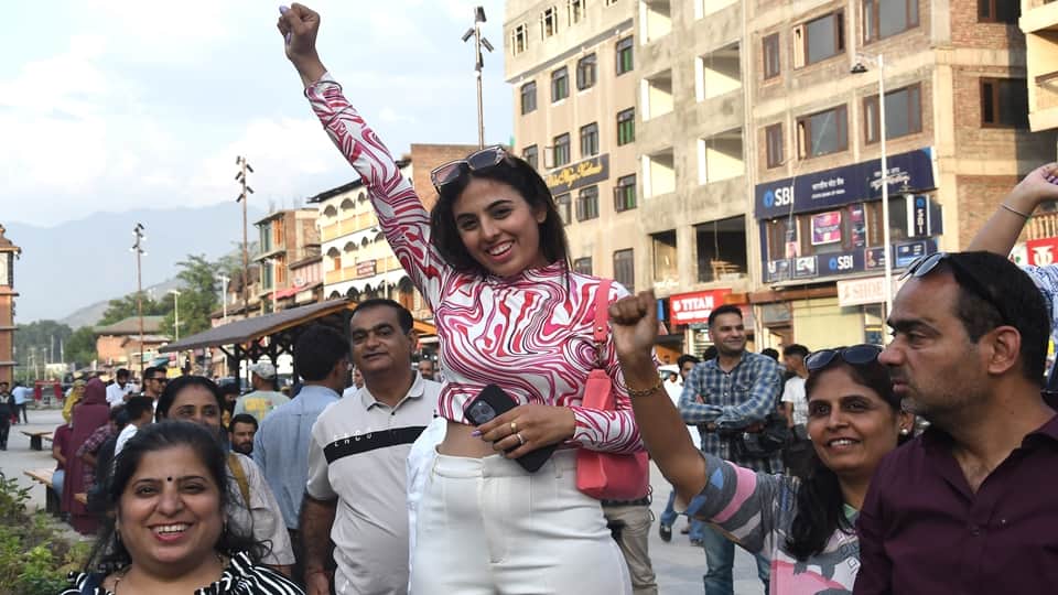 Chandrayaan 3 lander Vikram touches down on Moon South Pole heavy crowd gathered srinagar lal chowk watch live