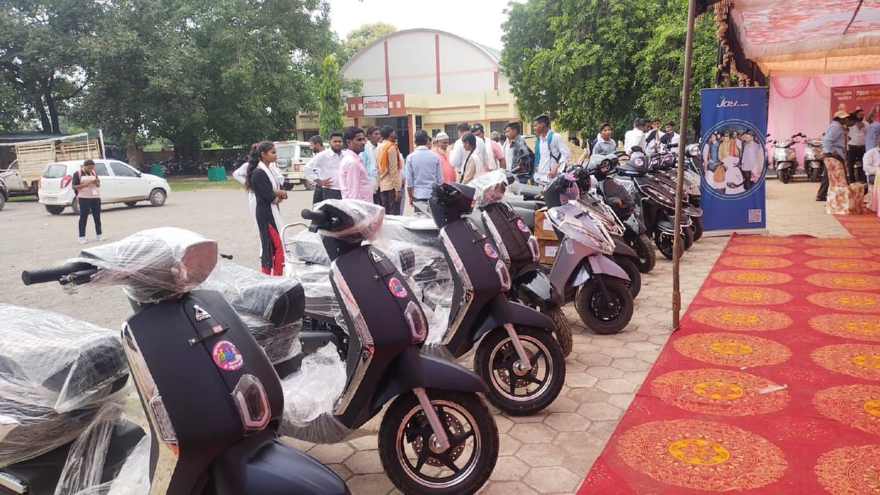 Katni News: Toppers refused to take the scooty from the government, know the reason