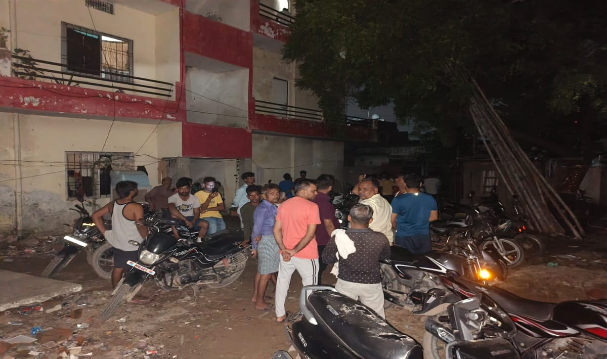 Irrigation department employee hanged himself in varanasi his posting in Lucknow
