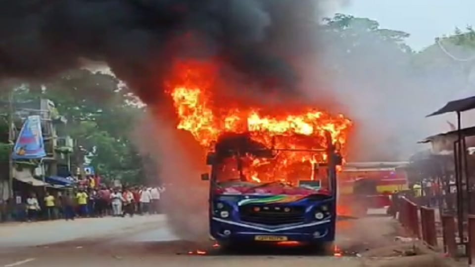 Passenger bus going from Jagdalpur to Odisha caught fire due to tire burst