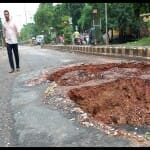 खोखली कर दीं सड़कें