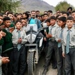 लद्दाख दौरे के दौरान छात्रों से मिलते राहुल गांधी