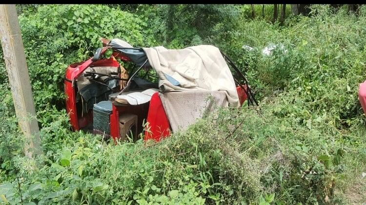 आगरा में हादसा: हाथरस हाइवे पर टैंकर ने सवारियों से भरे ऑटो को रौंदा, दो महिलाओं की मौत; चार घायल