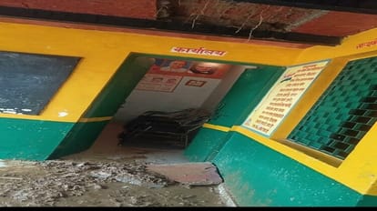 Agra: बरौली अहीर के सरकारी स्कूल की छत गिरी, गनीमत रही रात को हुआ हादसा roof of Barauli Ahir's government school fell fortunately the accident happened at night