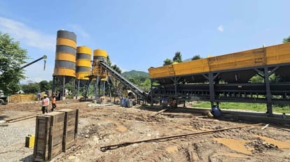 Bhanupalli-Bilaspur Railline: भानुपल्ली-बिलासपुर रेललाइन के तीसरे चरण का काम सितंबर से, मशीनरी पहुंची Work on third phase of Bhanupalli-Bilaspur rail line from September, concrete mixer plant established