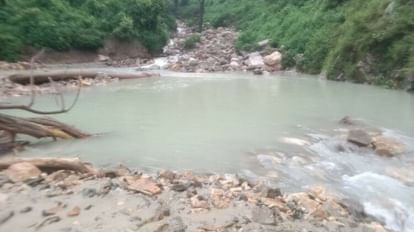 Rishikesh: बारिश के बाद बैरागढ़ गांव के गदेरे में बनी झील ने उड़ाई ग्रामीणों की नींद, प्रशासन बेखबर Rishikesh News Lake formed in Gadre of Bairagarh village After the rains