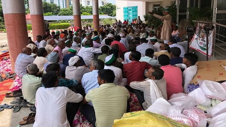 Moradabad: एमडीए दफ्तर में धरने पर डटे रहे किसान, बोले-रद्द करो भूमि अधिग्रहण, एडीएम से जमकर नोकझोंक