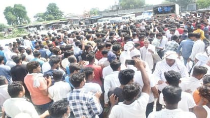 Amroha: Dead body young man who jumped Ganges with wife sitting in  car, search continues