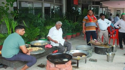 Moradabad: Farmers protesting at the MDA office for the whole night protesting against the acquisition