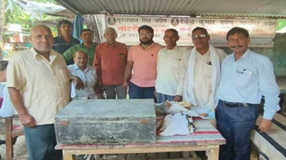 Stamp vendors put on pen strike