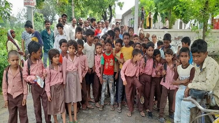 Aligarh News: बोले ग्रामीण, स्कूल का माहौल न बदला तो बच्चों को नहीं पढ़ाएंगे, बढ़ रहा विवाद, यह है मामला