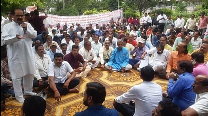 MP News: 39 सूत्रीय मांगों को लेकर पांच लाख शासकीय कर्मचारी हड़ताल पर,अनिश्चित कालीन आंदोलन की दी चेतावनी MP News: Five lakh government employees on strike for 39-point demands, warning of indefinite strike