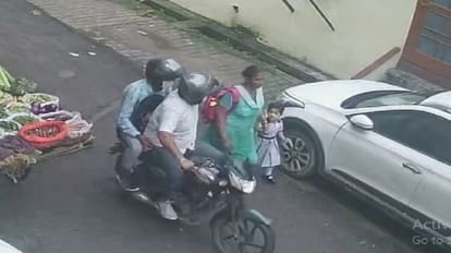 मुरादाबाद: बहू ने सास को गिफ्ट की थी सोने की चेन, बदमाशों ने ज्यादा दिन तक नहीं रहने दी खुशी, लूटकर हो गए फरार Moradabad: Daughter in law gifted gold chain mother in law, miscreants looted and fled