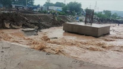 Solan News: बद्दी को पिंजौर से जोड़ने वाला मुख्य समेत वैकल्पिक पुल भी ढहा, उद्योगों का संपर्क कटा Solan News: Pinjore Baddi road bridge damaged traffic diverted to another Route