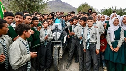 Rahul gandhi to reach sonmarg kashmir by bike Sonia Gandhi will also meet him in Srinagar on saturday