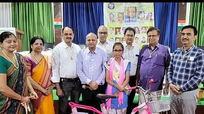 High school topper Diya received Prabha Devi Agarwal Memorial Award