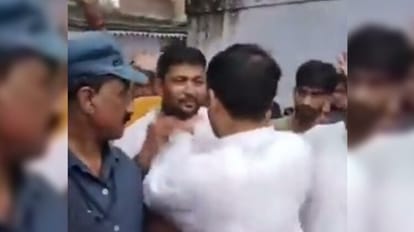 Tej Pratap Yadav : गुस्से में बिहार सरकार के मंत्री तेज प्रताप यादव, राजद कार्यकर्ता का कॉलर पकड़ दिया धक्का Bihar News: Forest and Environment Minister Tej Pratap Yadav, youth pushed, Lalu Yadav, RJD worker, Gopalganj