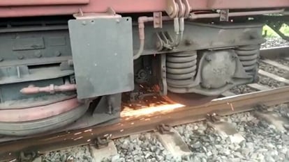 Bihar News : अचानक मेमू स्पेशल ट्रेन के पहिए से निकलने लगी चिंगारी, यात्री परेशान; रेलवे ने बताया यह कारण Bihar News: Sparks started coming out from the wheel of Begusarai MEMU special train, passengers worried