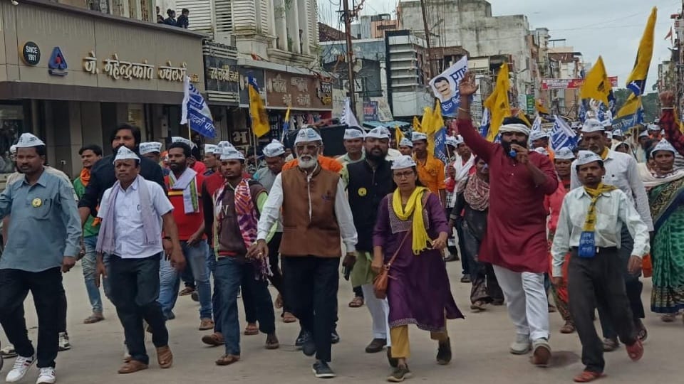 AAP surrounds the office of MLA Rekhchand Jain and Lakheshwar Baghel