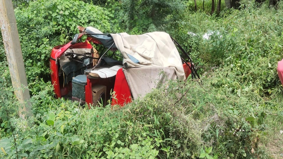 Tanker rammed an auto full of passengers on Hathras Highway two women died four injured