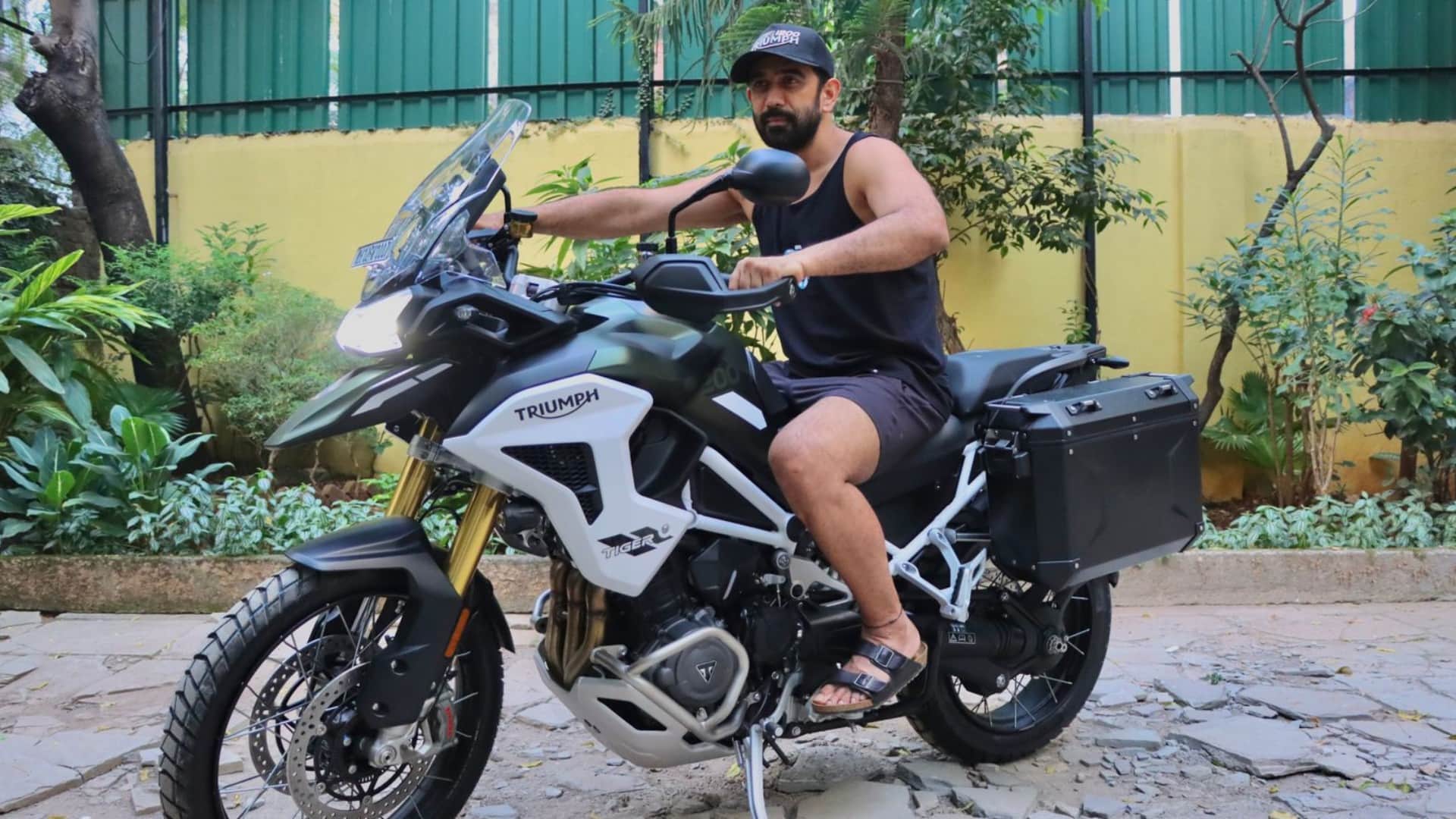 Amit Sadh left for a month long Journey of India on motorcycle trip starts from Mumbai will end in Leh Ladakh