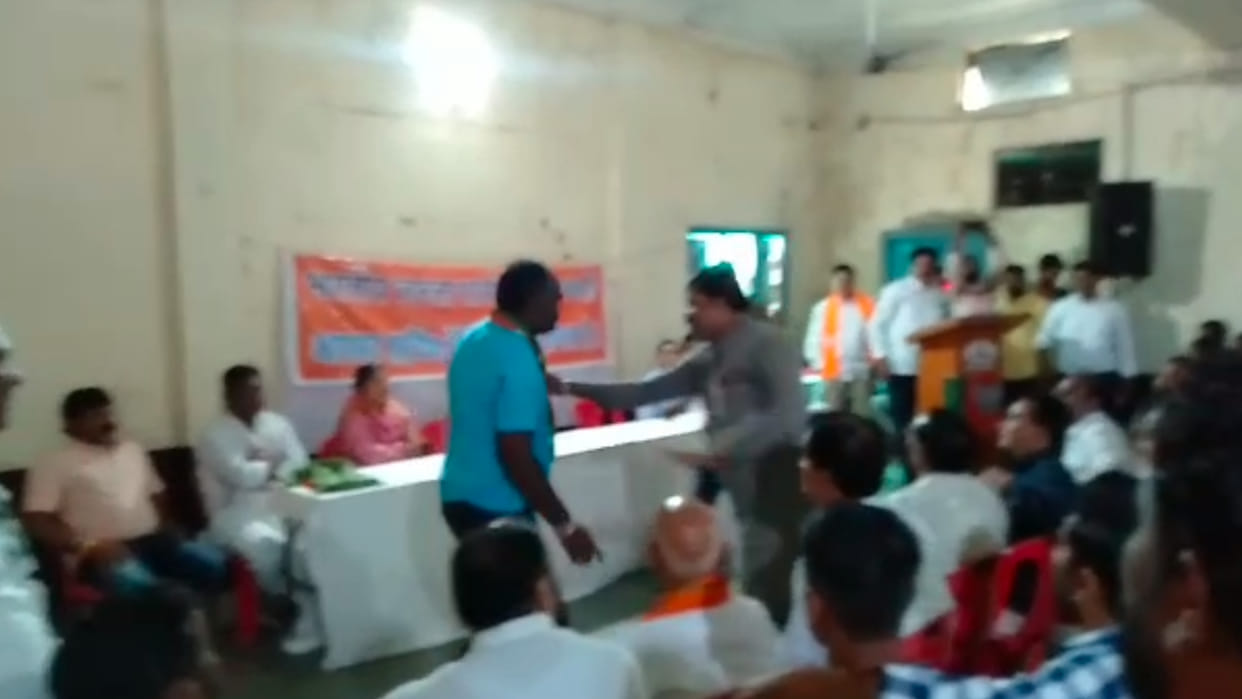MP Politics: In front of the supervisor, BJP candidate Meo supporter-workers tussle, sloganeering in protest