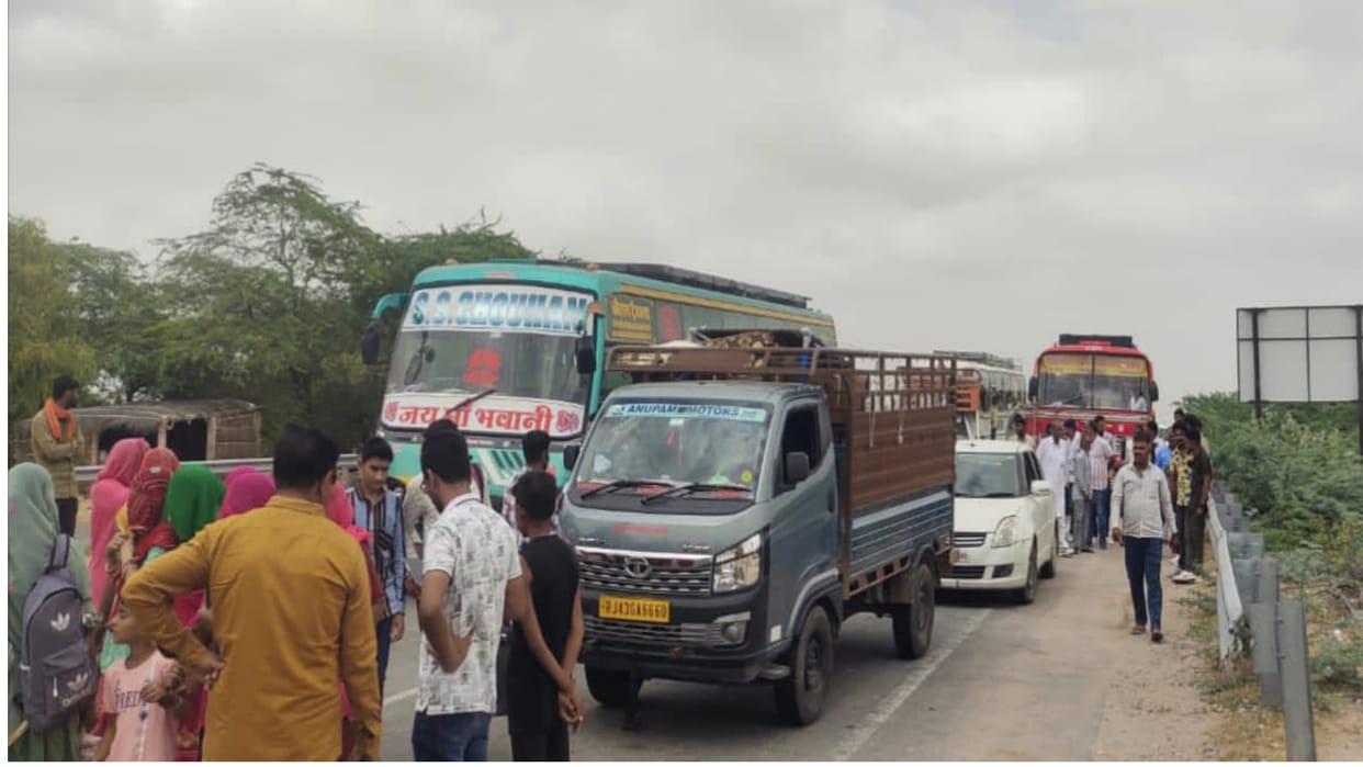Bikaner Former minister Devi Singh Bhati demonstrated against the electricity department and jamming the road
