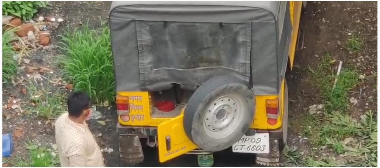 The employee was stealing diesel by parking the vehicle of the Municipal Corporation at an isolated place