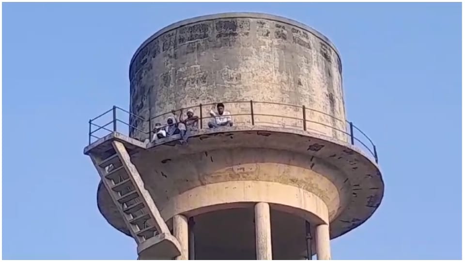 Villagers climbed on water tank demanding arrest of constable who raped married woman in Dausa