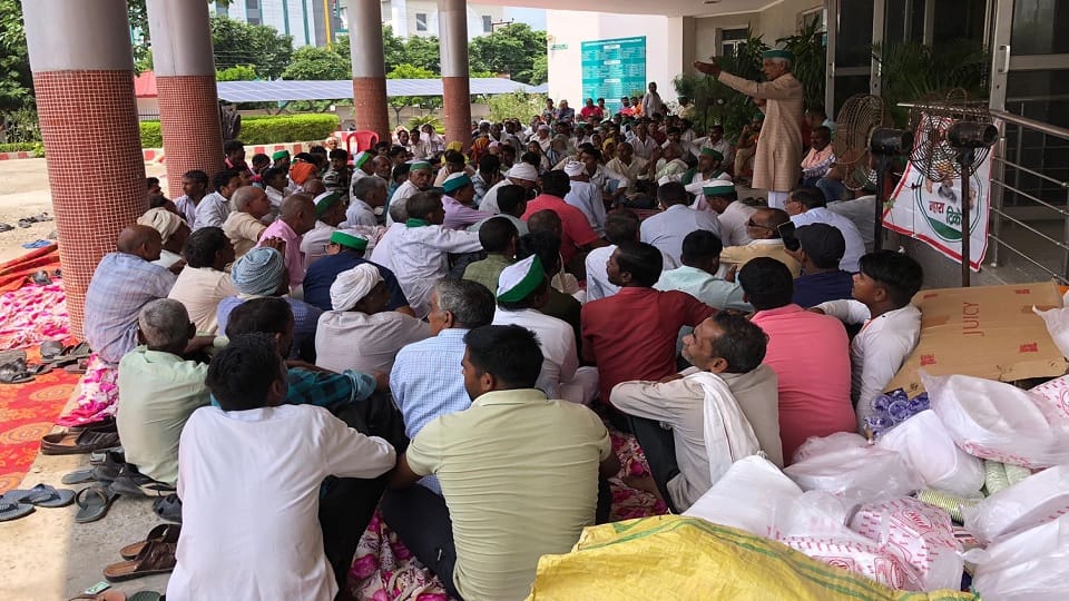 Moradabad: Farmers protesting in MDA office, fiercely fighting with ADM