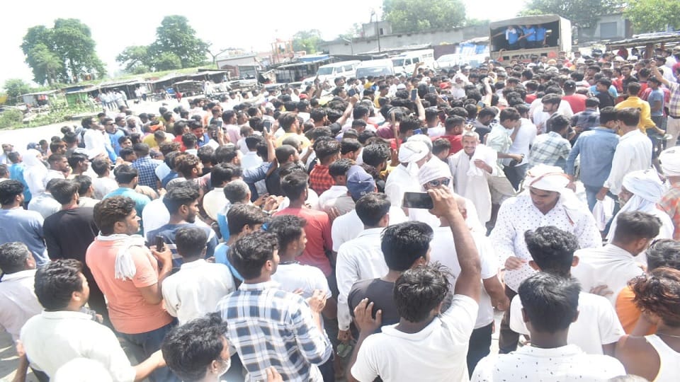 Amroha: Dead body young man who jumped Ganges with wife sitting in  car, search continues