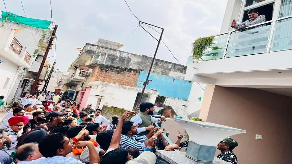 ईडी की छापेमारी के दौरान प्रदर्शन करते कांग्रेसी कार्यकर्ता