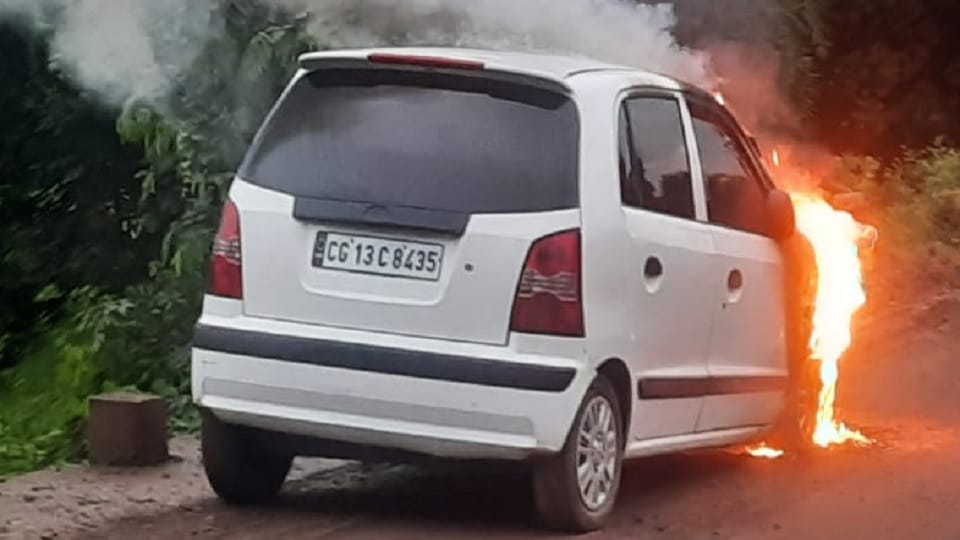 Car suddenly caught fire the driver saved his life by jumping