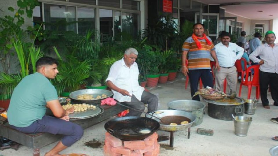 Moradabad: Farmers protesting at the MDA office for the whole night protesting against the acquisition