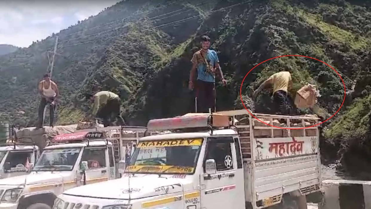 Kullu News: Cauliflower filled in three pickups thrown into Beas river, free broccoli distributed