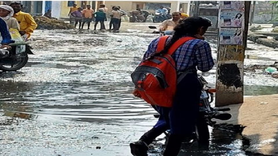 Anger erupted on waterlogging as soon as the municipality chairman arrived