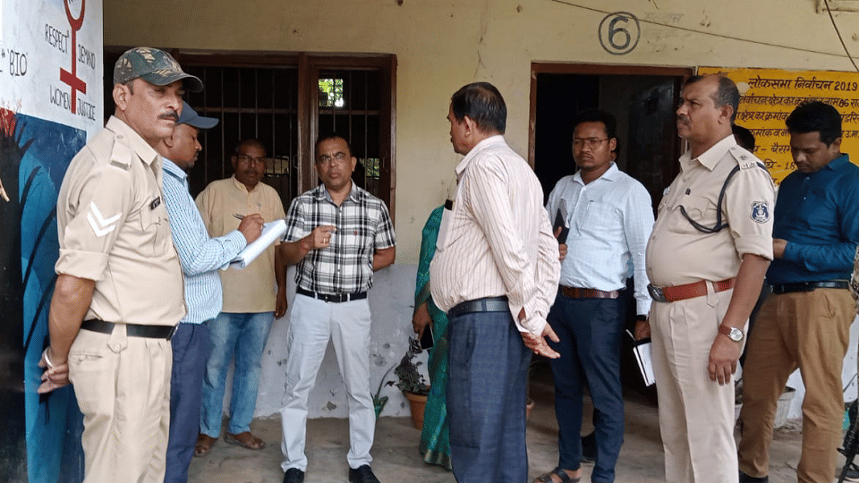 Kabirdham Collector Janmejay Mahobe gave show-cause notice to Tehsildar, District CEO, Patwari and Panchayat S