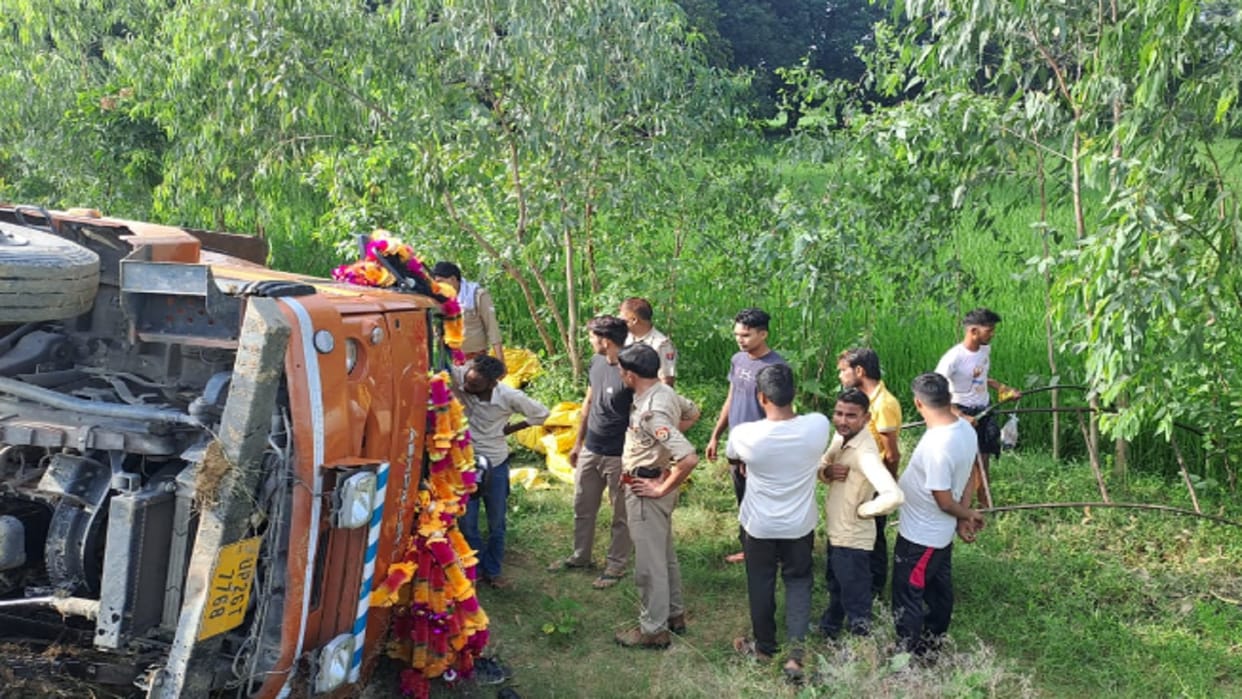 UP 14 Kanwariyas have injured in road accident in Bijnor district