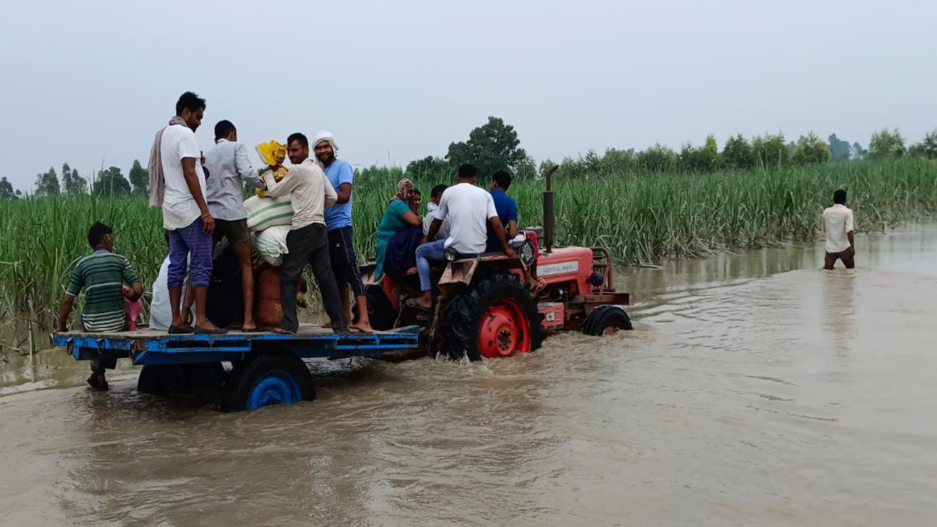 Flood in Hastinapur: Ganges water reached houses, contact with villages was broken, and people were in crisis