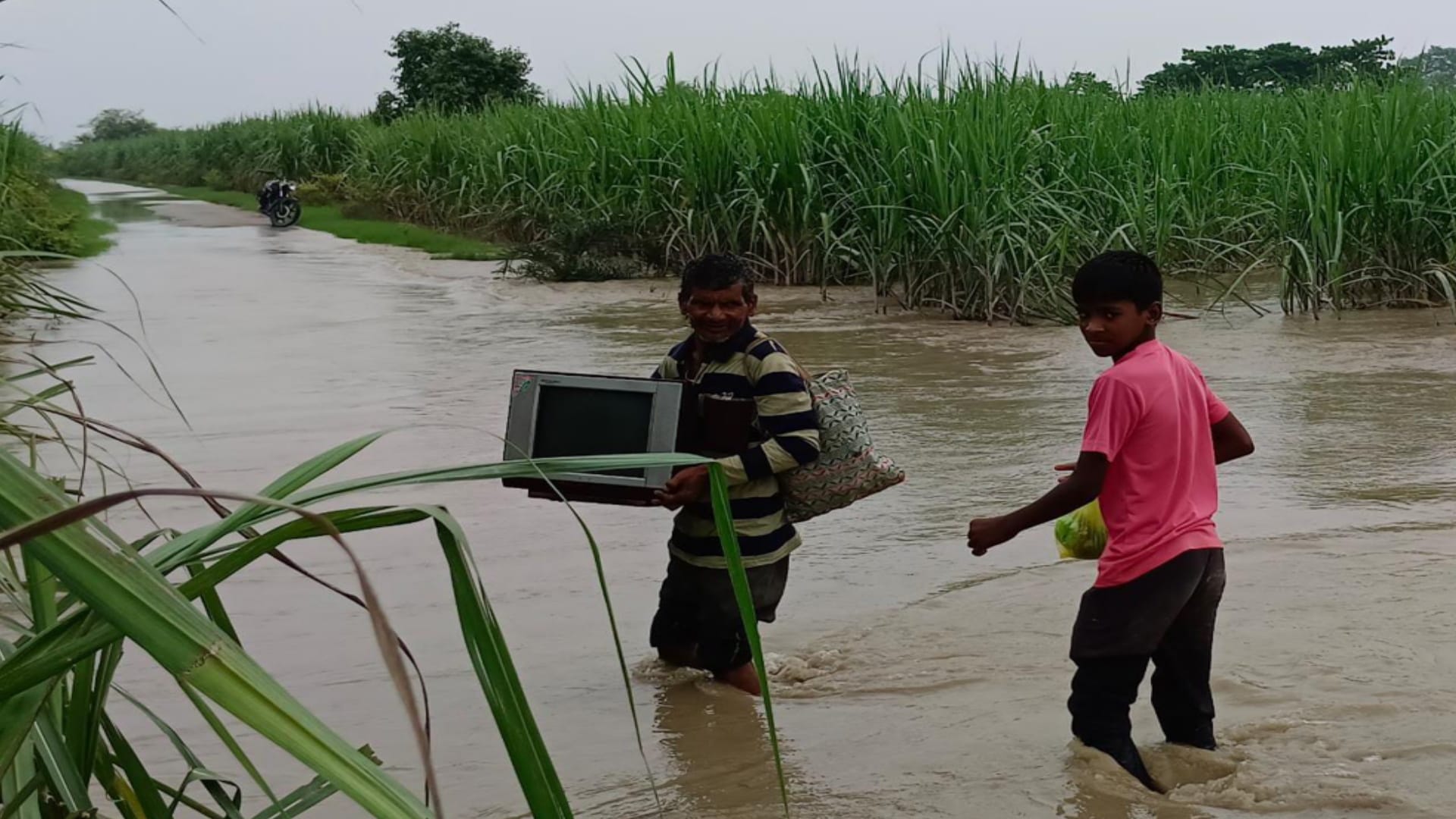 Flood in Hastinapur: Ganges water reached houses, contact with villages was broken, and people were in crisis