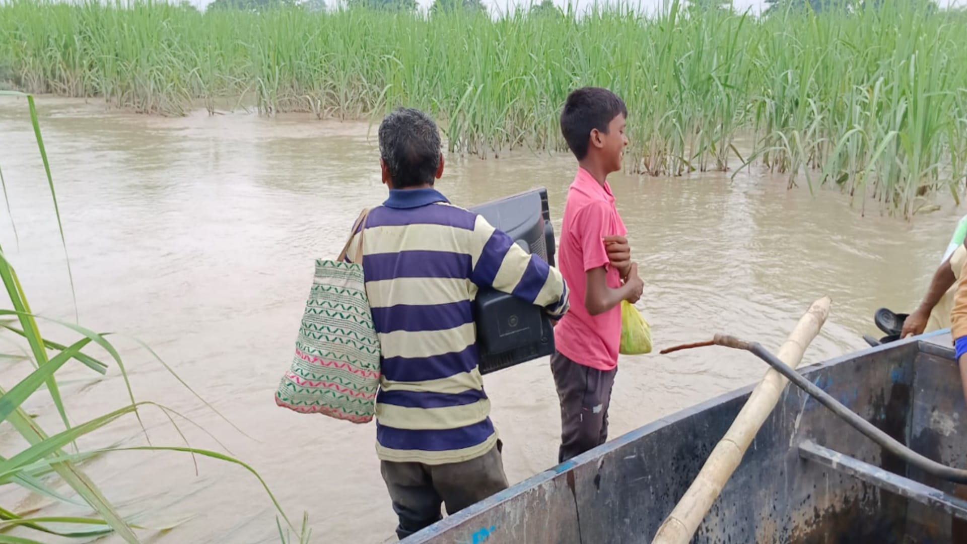 Flood in Hastinapur: Ganges water reached houses, contact with villages was broken, and people were in crisis