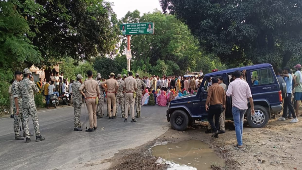 Meerut: The villagers have rod jaam and ruckus in death case of a man in Hastinapur
