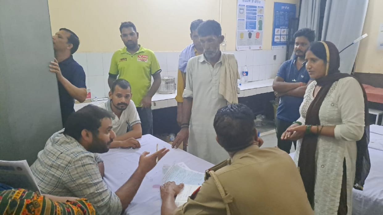 Shamli: relatives have accused doctor of demanding 12 thousand in name of operating a pregnant woman