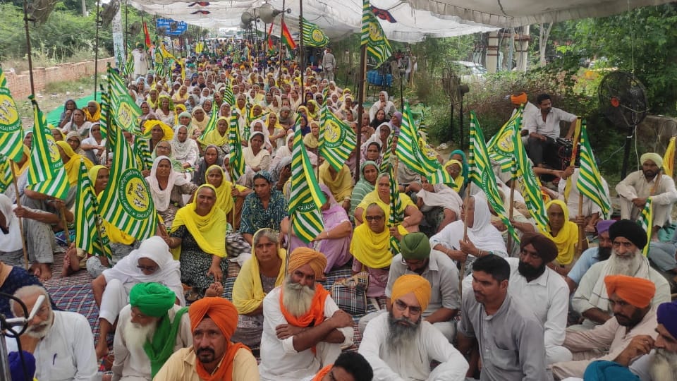 Farmers lifted dharna at toll plaza in Amritsar After release of farmers locked up in Central Jail