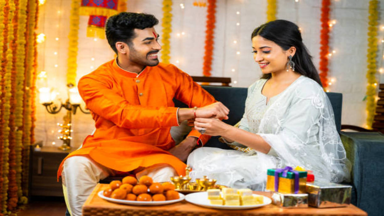 Raksha Bandhan 2023 Rules know in which direction is good for rakhi tying for brothers