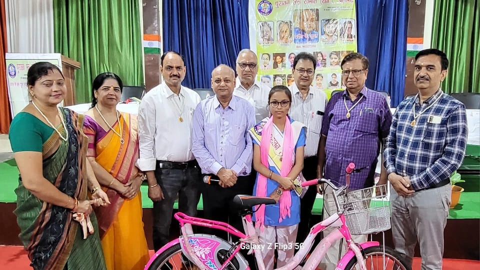 High school topper Diya received Prabha Devi Agarwal Memorial Award