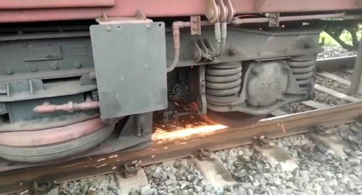 Bihar News: Sparks started coming out from the wheel of Begusarai MEMU special train, passengers worried