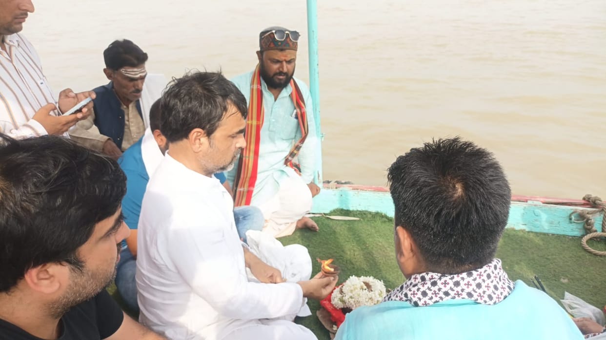 Pankaj Tripathi broken by father death ashes flowed in Ganga in Varanasi